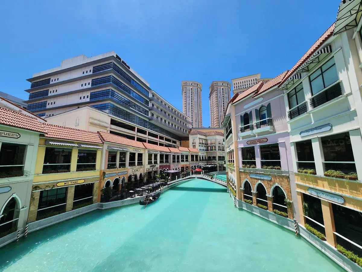 Venice Luxury: Family Suite with Mall Access and Pool Taguig Aparthotel