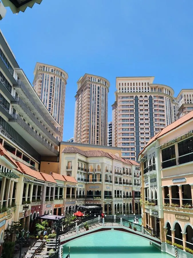 Aparthotel Venice Luxury: Family Suite with Mall Access and Pool Taguig