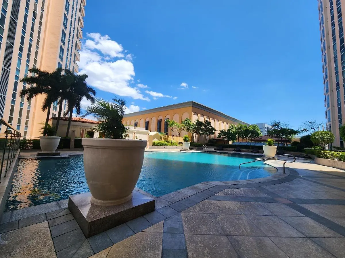 Aparthotel Venice Luxury: Family Suite with Mall Access and Pool Taguig