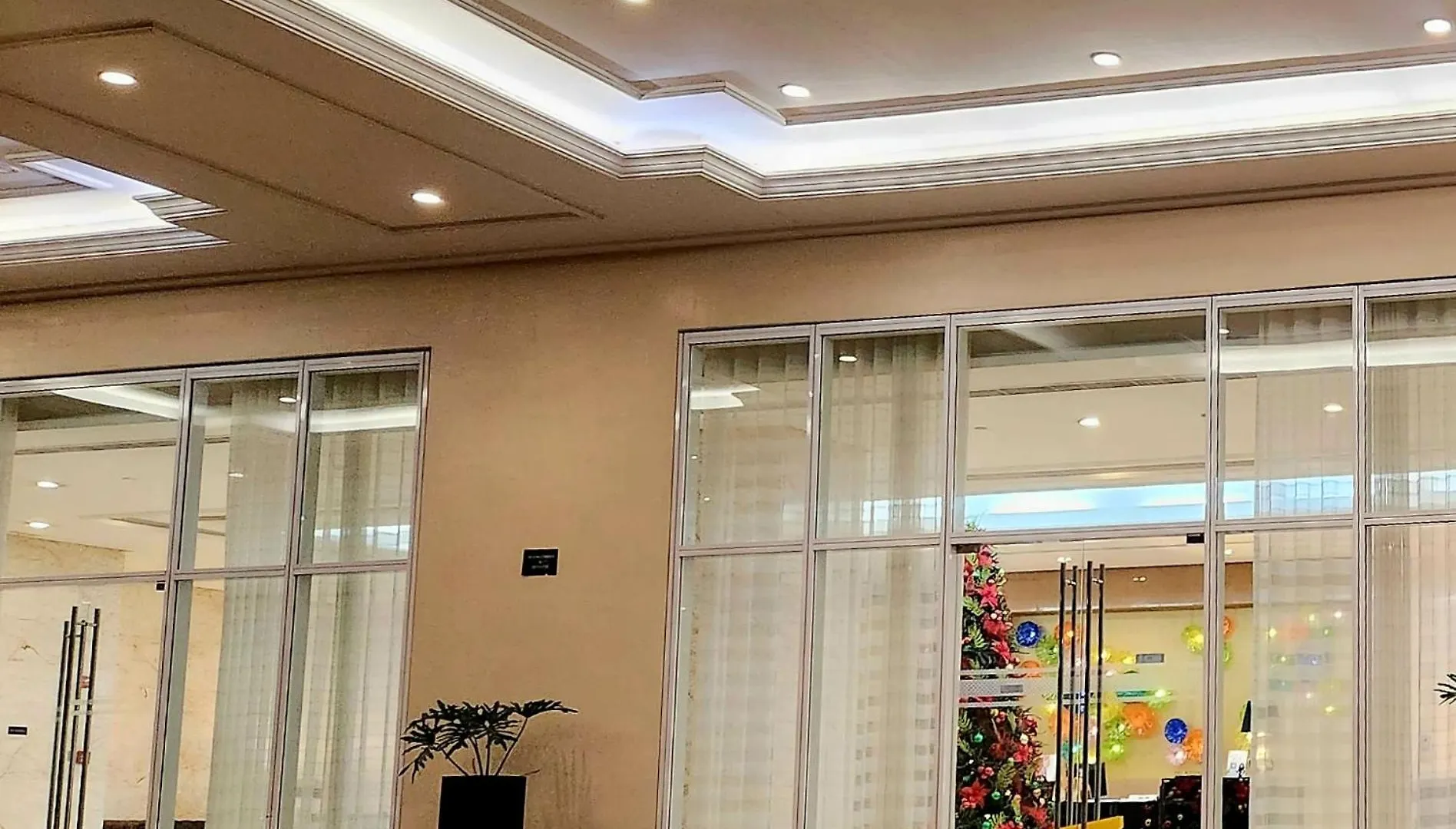 Venice Luxury: Family Suite with Mall Access and Pool Taguig Aparthotel
