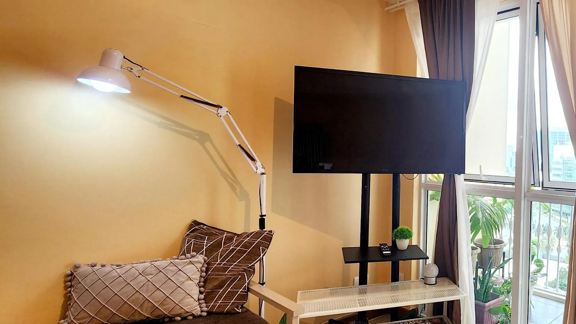 Aparthotel Venice Luxury: Family Suite with Mall Access and Pool Taguig