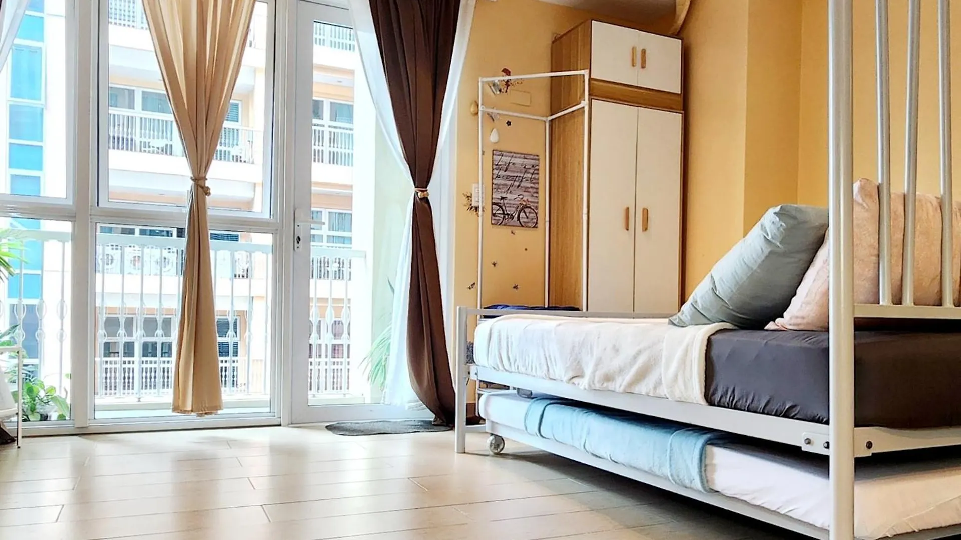 Venice Luxury: Family Suite with Mall Access and Pool Taguig Aparthotel