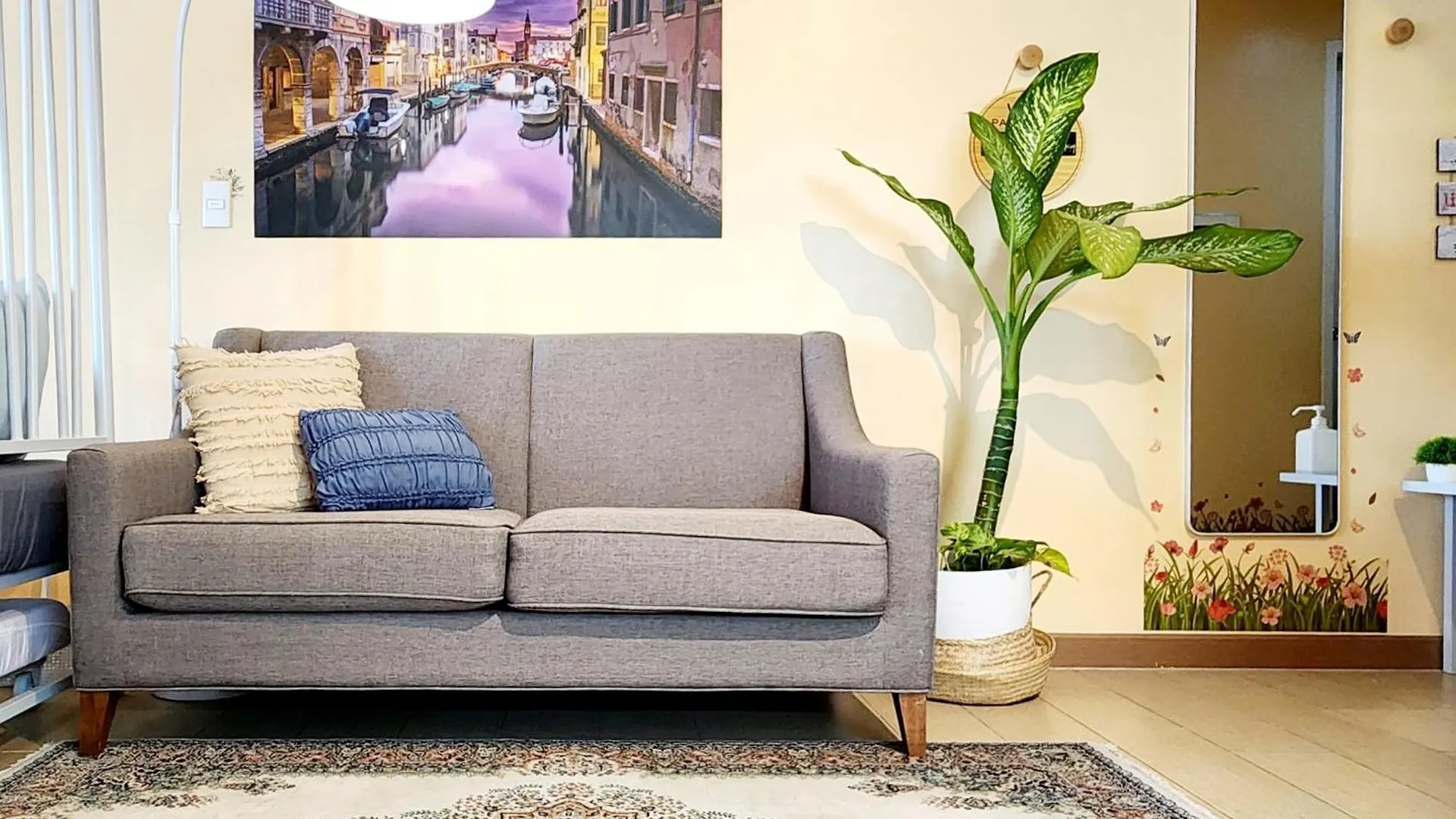 Venice Luxury: Family Suite with Mall Access and Pool Taguig